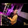 Vrouwelijke dj huren voor uw feest.jpeg