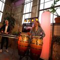 dj met saxofonist en percussie boeken