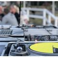 Boka Vinyl DJ till din till din firmafest.jpg