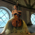 Eva holder om sit instrument