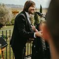 Cantante acústico en Madrid actuando en cóctel de boda al aire libre