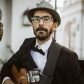 Guitarrista profesional en concierto festivo en Sevilla