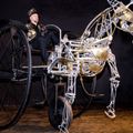 Caballo mecánico de gran formato con acabados artesanales.