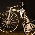 Bicicleta gigante de estilo clásico con detalles steampunk.