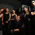 Preparados para el espectáculo, el equipo del tributo a Madonna muestra su estilo ochentero antes de salir a escena.