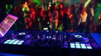controleur musique dj mixer dans boite nuit