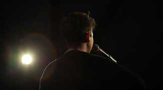 Sanger med mikrofon bagfra