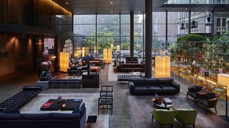 5. Conservatorium Hotel: Amsterdam&#39;da Lüksün Amblemi Amsterdam&#39;ın prestijli Museumplein bölgesinde merkezi bir konuma sahip olan Conservatorium Hotel, elit lüksün ve zamansız zarafetin simgesi olarak duruyor. Bu sadece bir otel değil; Amsterdam&#39;ın kalbinde zenginliğin ve birinci sınıf misafirperverliğin canlı bir kanıtıdır. Conservatorium Hotel&#39;in Öne Çıkan Noktaları: Prime Locale: Museumplein&#39;in lüks ortamında yer alan konumu, çok yönlülüğü büyülemektedir. Miras Moderniteyle Buluşuyor: Tarihi bir dönüm noktasında yer alan otel, zengin tarihini Art Nouveau dekorunda açıkça görülen modern, şık tasarımlarla kusursuz bir şekilde harmanlıyor. Ödüllü Tasarım: Ünlü Piero Lissoni&#39;nin öncülük ettiği iç mekanlar, odalar ve süitler benzersiz bir çekicilik yayıyor. Her Şeyin Üstünde Hizmet: Otelin birinci sınıf hizmete olan bağlılığı, ona haklı olarak Hollanda&#39;nın önde gelen lüks oteli unvanını kazandırmıştır. Gezilecek Yerler Kapınızın Önünde: Van Gogh Müzesi, Concertgebouw ve Rijksmuseum gibi ikonik simge yapılar ve şehrin kremalı alışveriş caddesi sadece birkaç dakika uzaklıktadır. Tesis İçi Lüksler: İki önde gelen restoranının sunduğu cezbedici mutfak deneyimlerinden Tunes Bar&#39;ın cazibesine ve 1000 metrekareye yayılan canlandırıcı Akasha Holistic Wellbeing spa&#39;sına kadar Conservatorium, dışarı çıkmak için çok az neden olmasını sağlar. Conservatorium Hotel, Amsterdam&#39;daki otel rezervasyonlarının rekabetçi ortamında, yalnızca cömert olanaklarıyla değil, aynı zamanda lüks ve ince zevkin özünü bünyesinde barındırmasıyla da kendisini farklı kılmaktadır. Amsterdam&#39;da üst düzey konaklamalar diyarında geziniyorsanız, Conservatorium Hotel sizi ihtişamlı dünyasına sarmayı bekliyor.