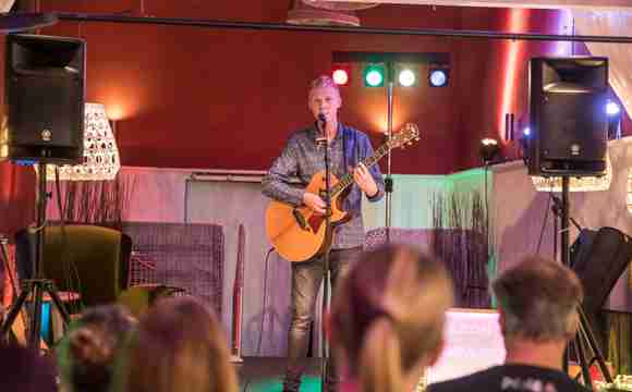 Sänger und Gitarrist Leon mieten