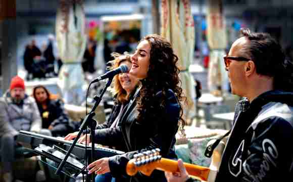 Alie Donna Alex Terrassen Festival Walking Talk Band