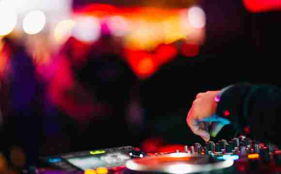 dj-draaien-feest.jpg