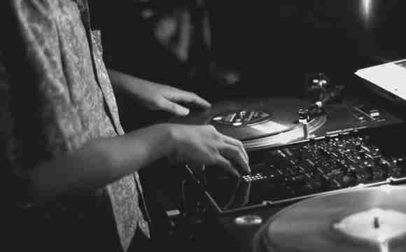 Vinyl DJ ()