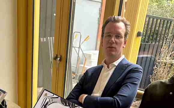 personlig karikatur af en kvinde ved et selskab