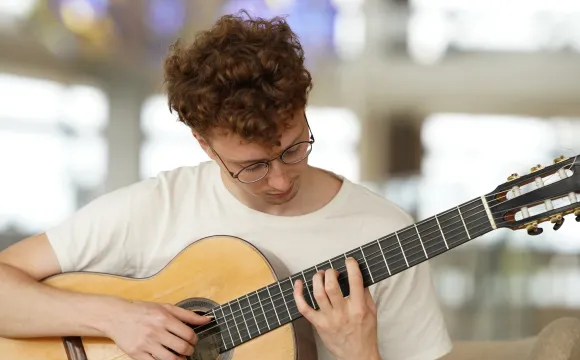 Nichlas med sin guitar