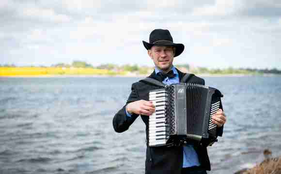Johannes deler sin spilleglæde og musikalitet med publikum