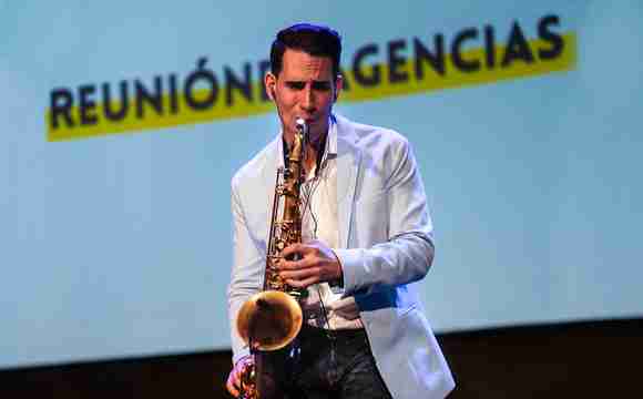 Show de saxofón moderno en evento corporativo con Fabián Rivero