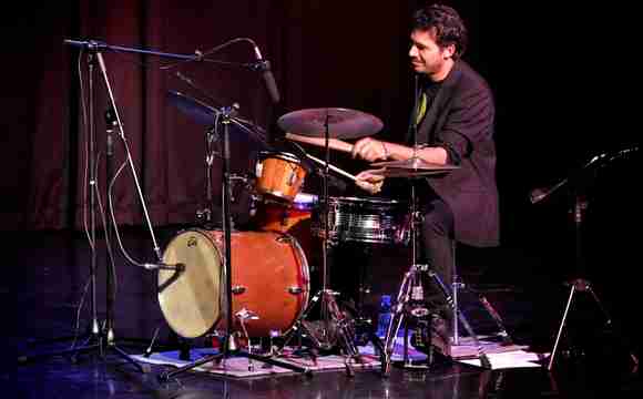 Banda de jazz tocando en sala de conciertos en Madrid