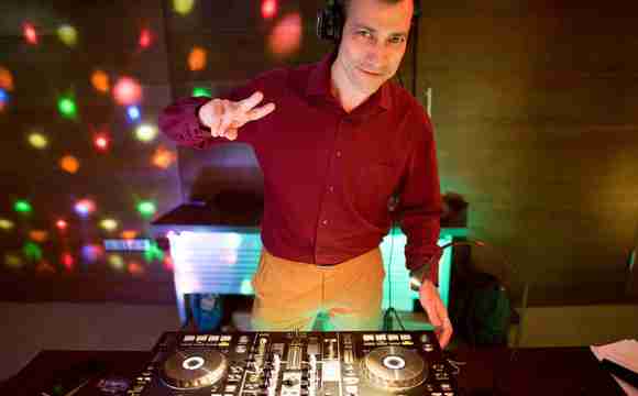 DJ animando evento corporativo en la capital con música actual
