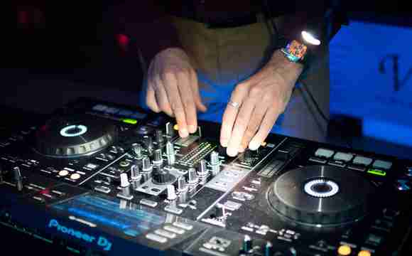 Sesión de DJ en fiesta privada en Madrid con clásicos de los 80 y 90