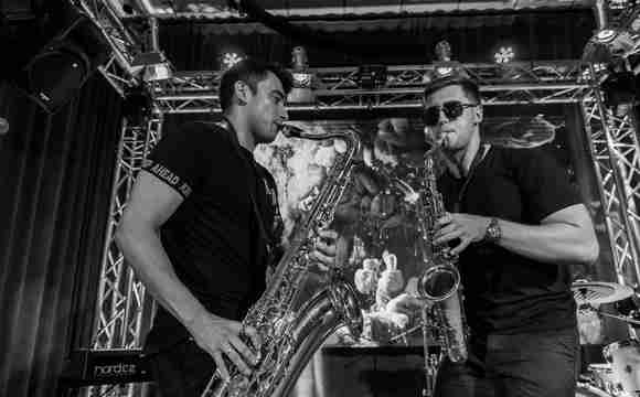 Banda con saxos y voces en vivo 