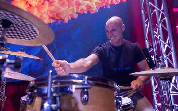 Banda de covers versátil tocando en eventos corporativos y celebraciones