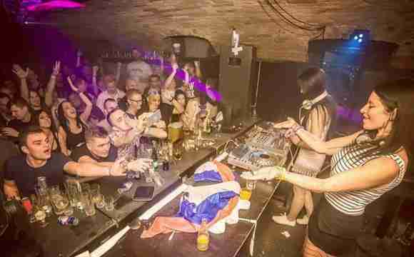 DJ Janina en una sesión en Ibiza: elegancia y ritmo desde la cabina