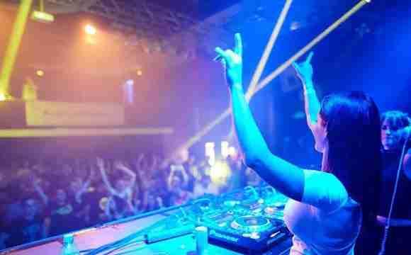 DJ Janina - Para eventos con clase en Ibiza