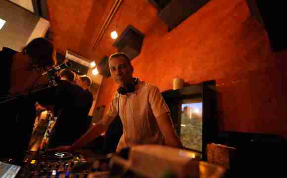 DJ Ock pinchando música en una boda en Madrid con equipo profesional