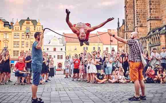 Artista de Parkour en pleno salto acrobático durante el show Jump y Olé