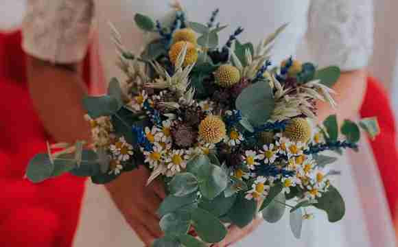 Arreglo floral diseñado para integrarse de forma natural en el espacio del evento.