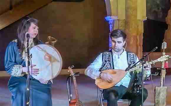 Espectáculo de músicas de raíz con instrumentos tradicionales y sonidos globales.