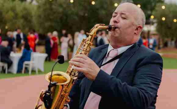 Un saxofonista profesional para bodas y celebraciones inolvidables.
