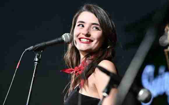 Violinista y cantante actuando en eventos privados con música en directo en Madrid