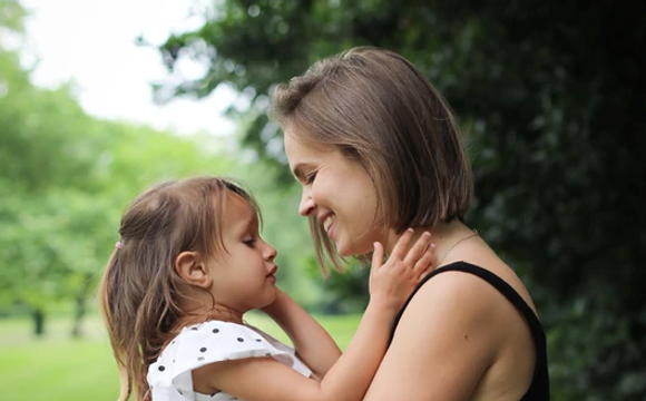 niña con mamá