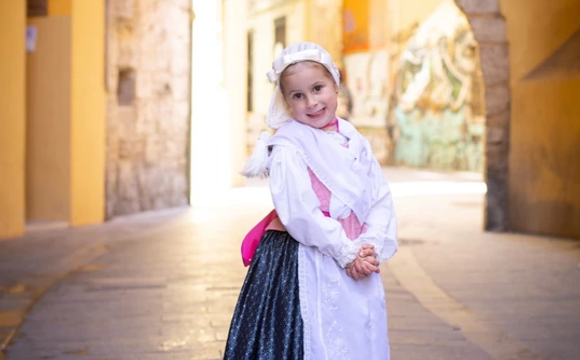 niña en fallas 