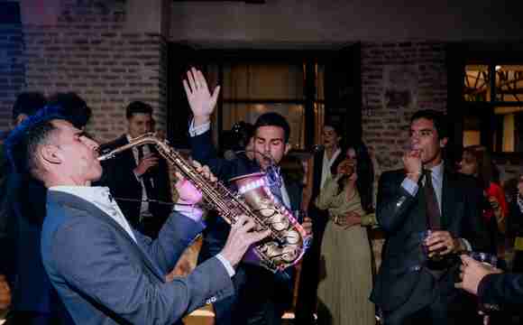 Saxofonista Fabián Rivero actuando en boda elegante en Madrid