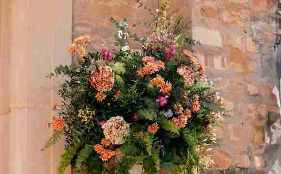 Composición elaborada con flores de temporada para un acabado armónico y discreto.