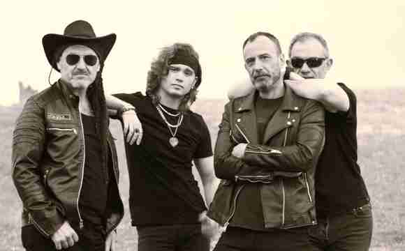 Grupo tributo con repertorio nostálgico de Héroes del Silencio