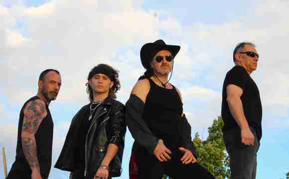 Actuación en vivo del tributo a Héroes del Silencio con repertorio clásico