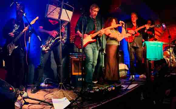 Voces, guitarras y saxofón que reviven clásicos del rock de los 70 en Madrid