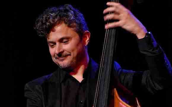 Dúo de jazz con contrabajo y guitarra en cóctel en Madrid