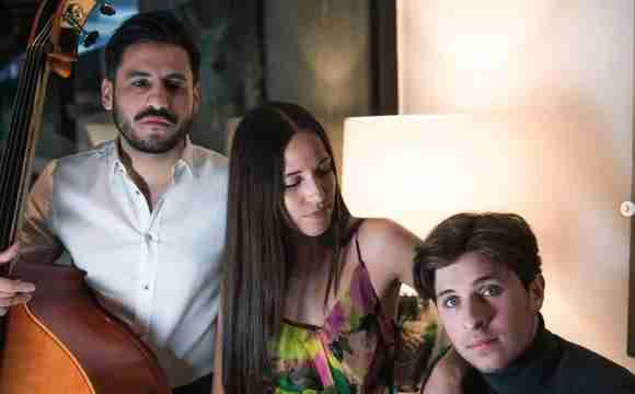 Concierto de trío acústico con rumbas y pop en Sevilla