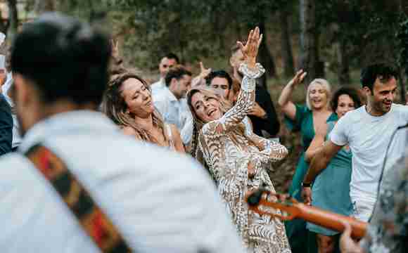 Grupo de rumba y pop actuando en una boda al aire libre 