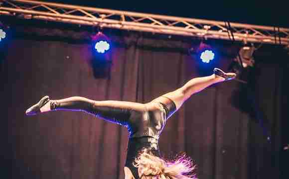 Artista de acrobacia aérea actuando en eventos de lujo en Barcelona