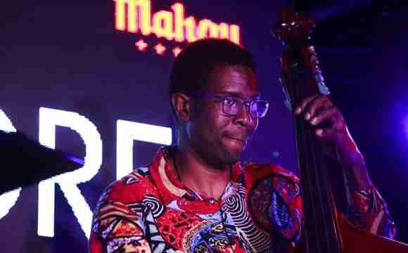 Grupo de jazz afrocubano en evento cultural en Madrid