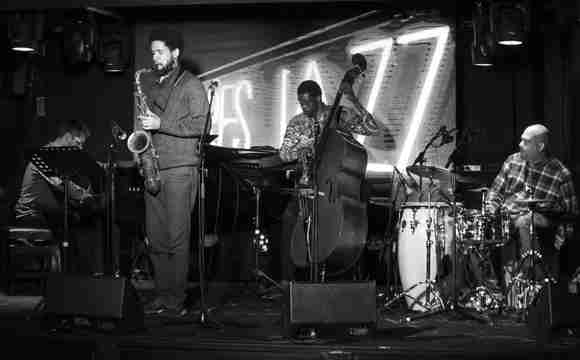 Una banda de Jazz que transforma cualquier evento en una experiencia sensorial.
