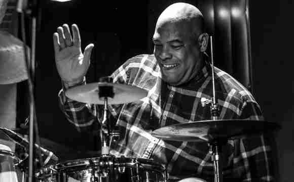 Actuación de jazz fusión con percusión cubana en Madrid