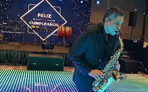 Actuación de música en vivo con saxofón para evento corporativo 