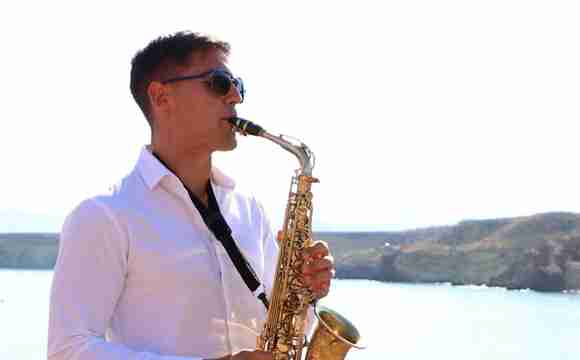 Saxofonista profesional con repertorio versátil para todo tipo de eventos