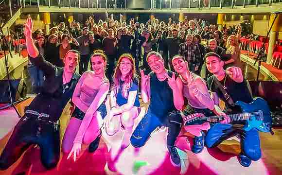 Tributo a Madonna tras el show: una banda entregada y un público encantado tras revivir los mejores hits de los 80.